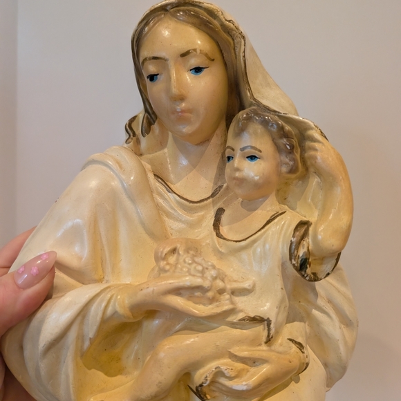Vintage Chalkware Madonna And Child Ceam and Tan Religious Wall Plaque - Picture 4 of 7